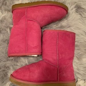 UGG- Pink short classic - size 8
